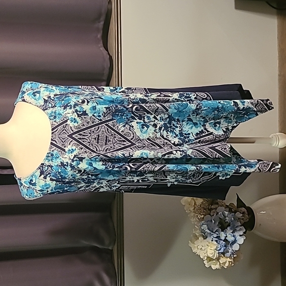 Roaman's Shark Bite Floral Top - Picture 2 of 9